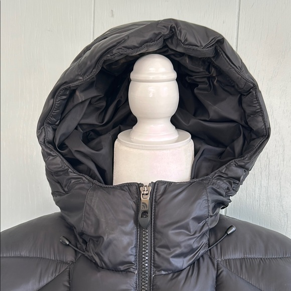 The North Face Women's Black Puffer Jacket - Picture 2 of 16